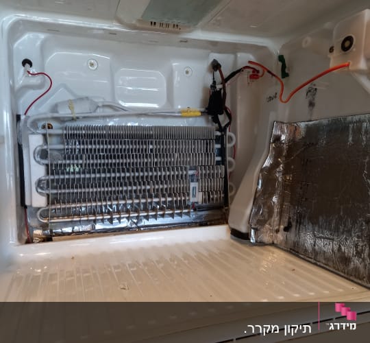 תא קירור עם סלילי קירור וחוטים חשמליים